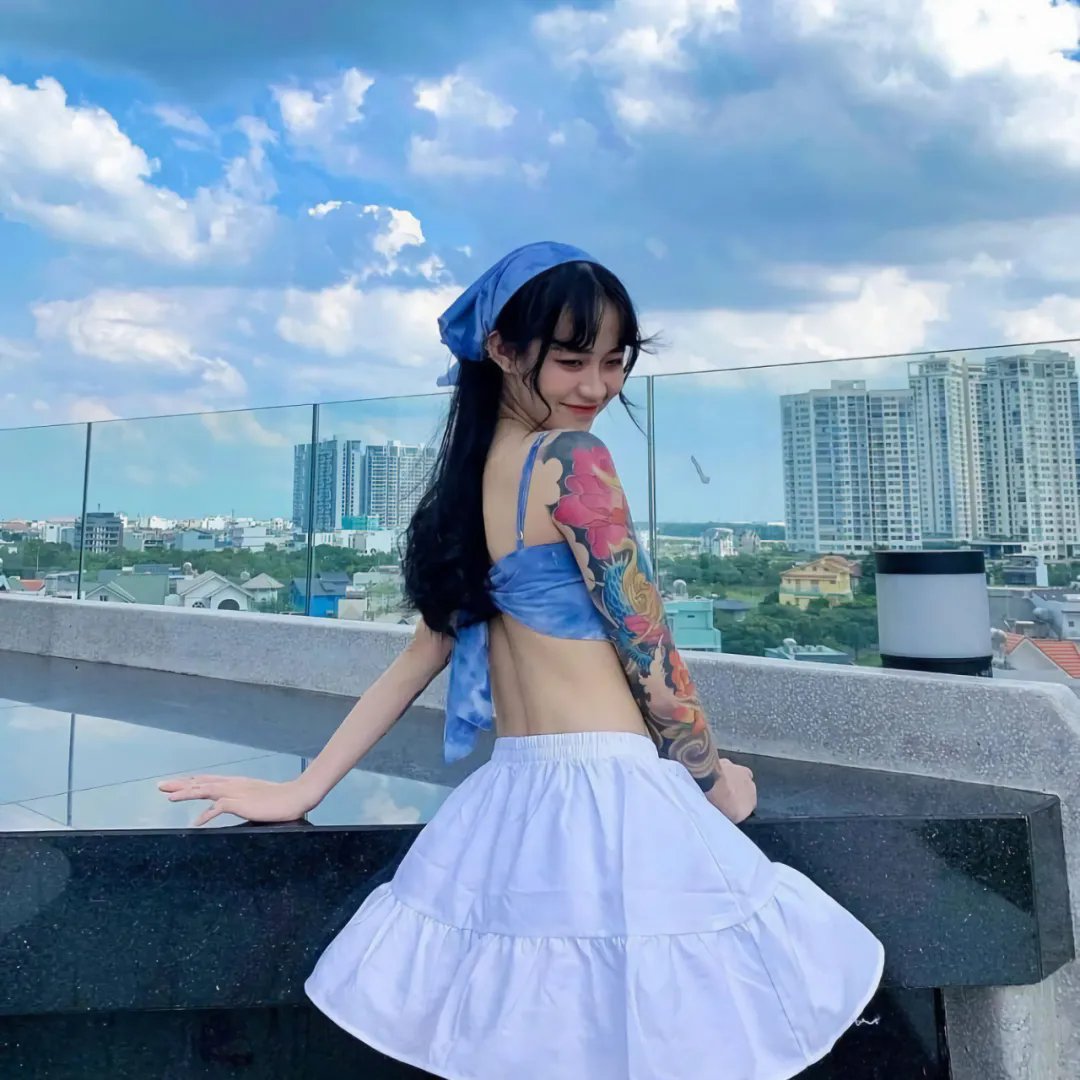 微光下的蓝色男孩